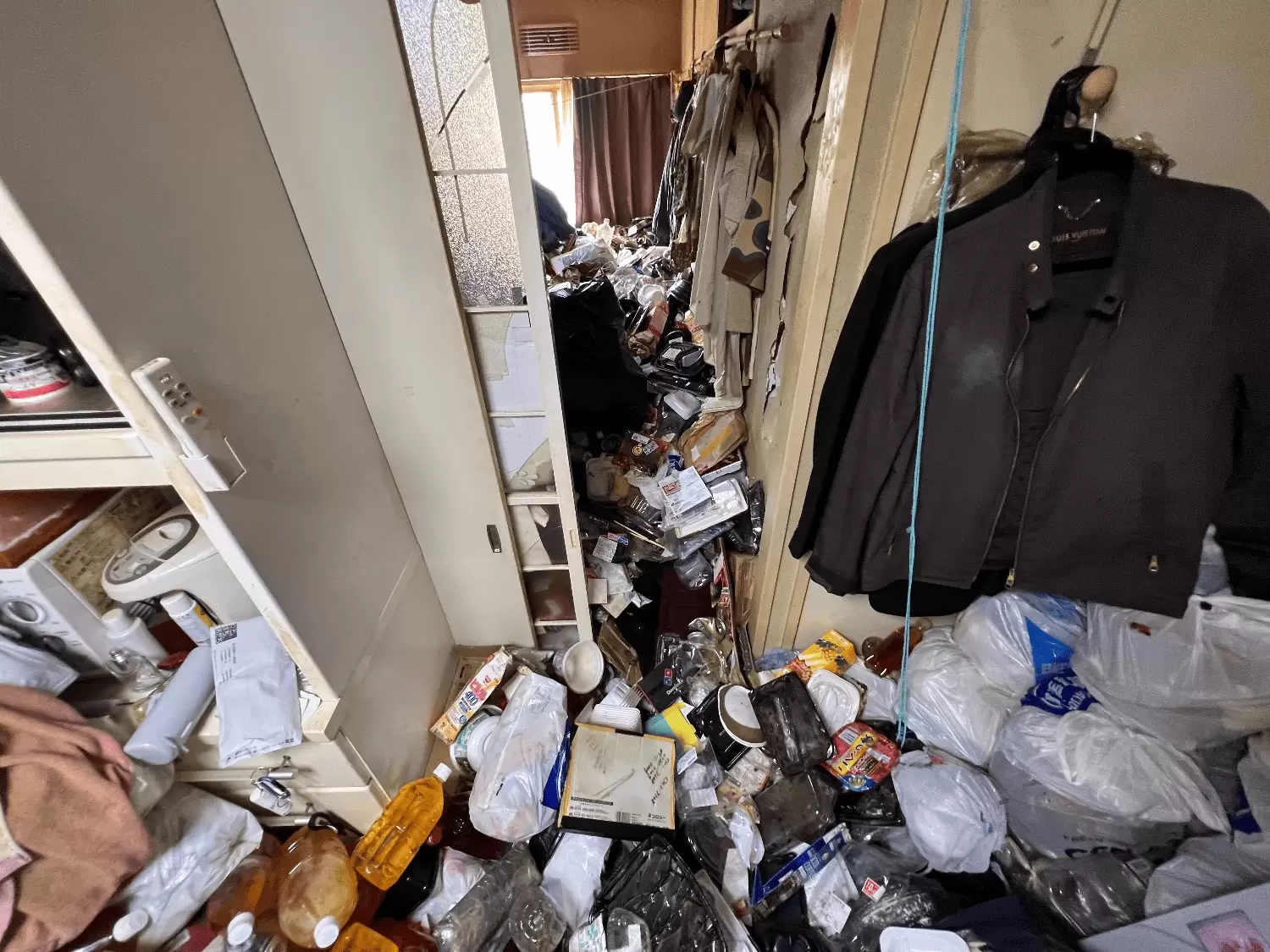 ゴミ山から転落して孤独死