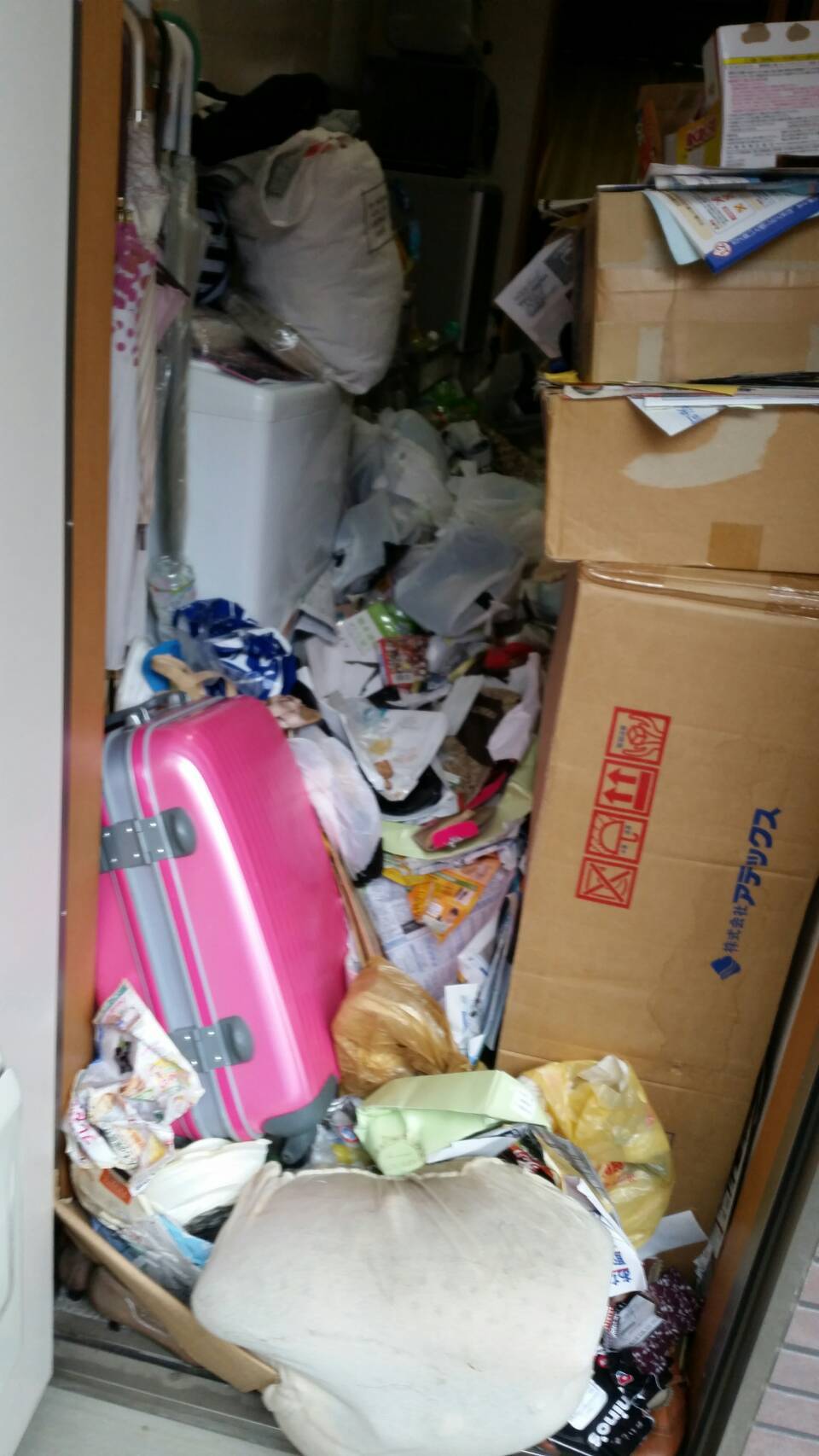 ゴミでふさがれトイレのドアが開かない
