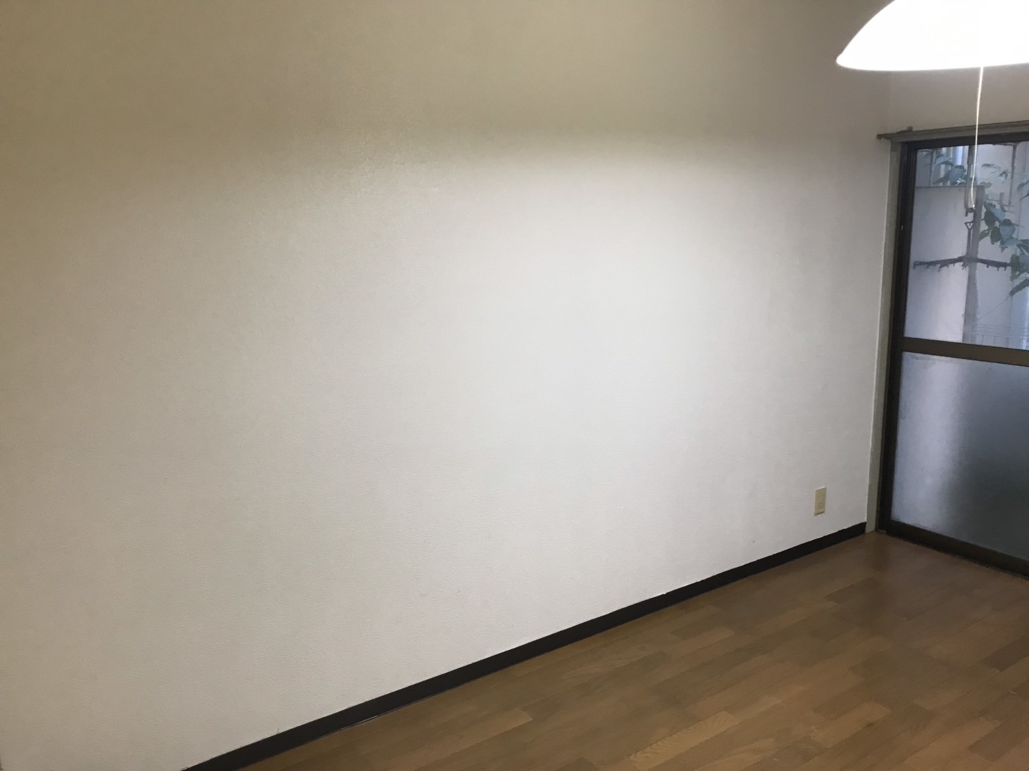 汚れた壁紙は塗装でキレイになる