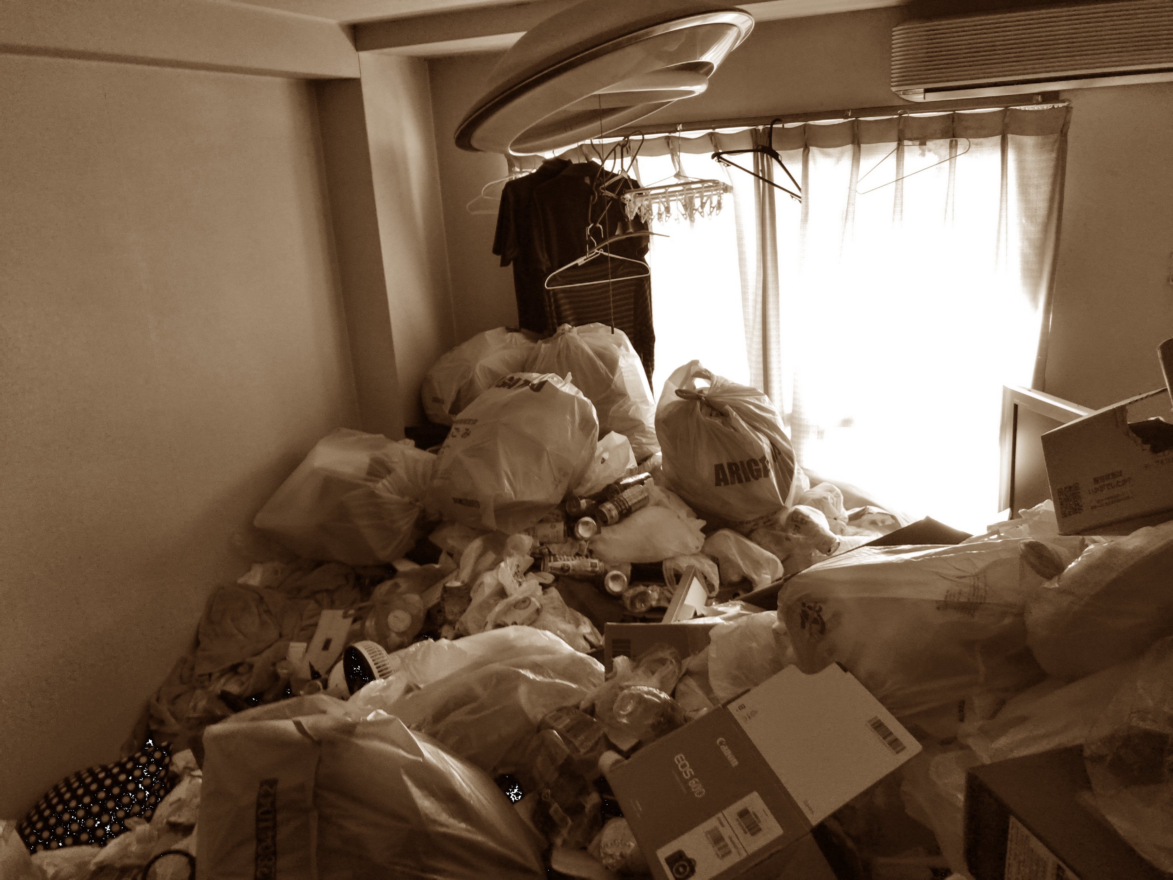 ゴミ部屋で水漏れ