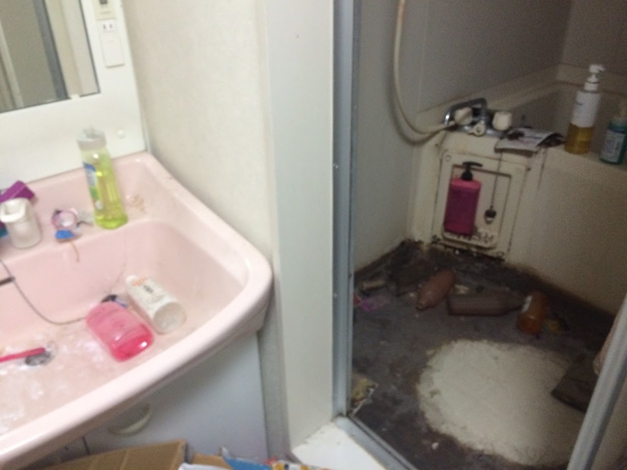 水漏れを起こしたゴミ屋敷の浴室。