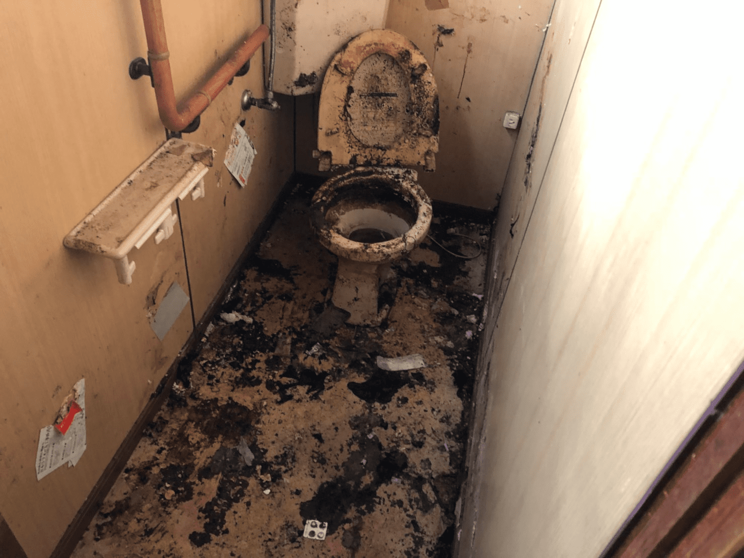 ゴミ屋敷のトイレ