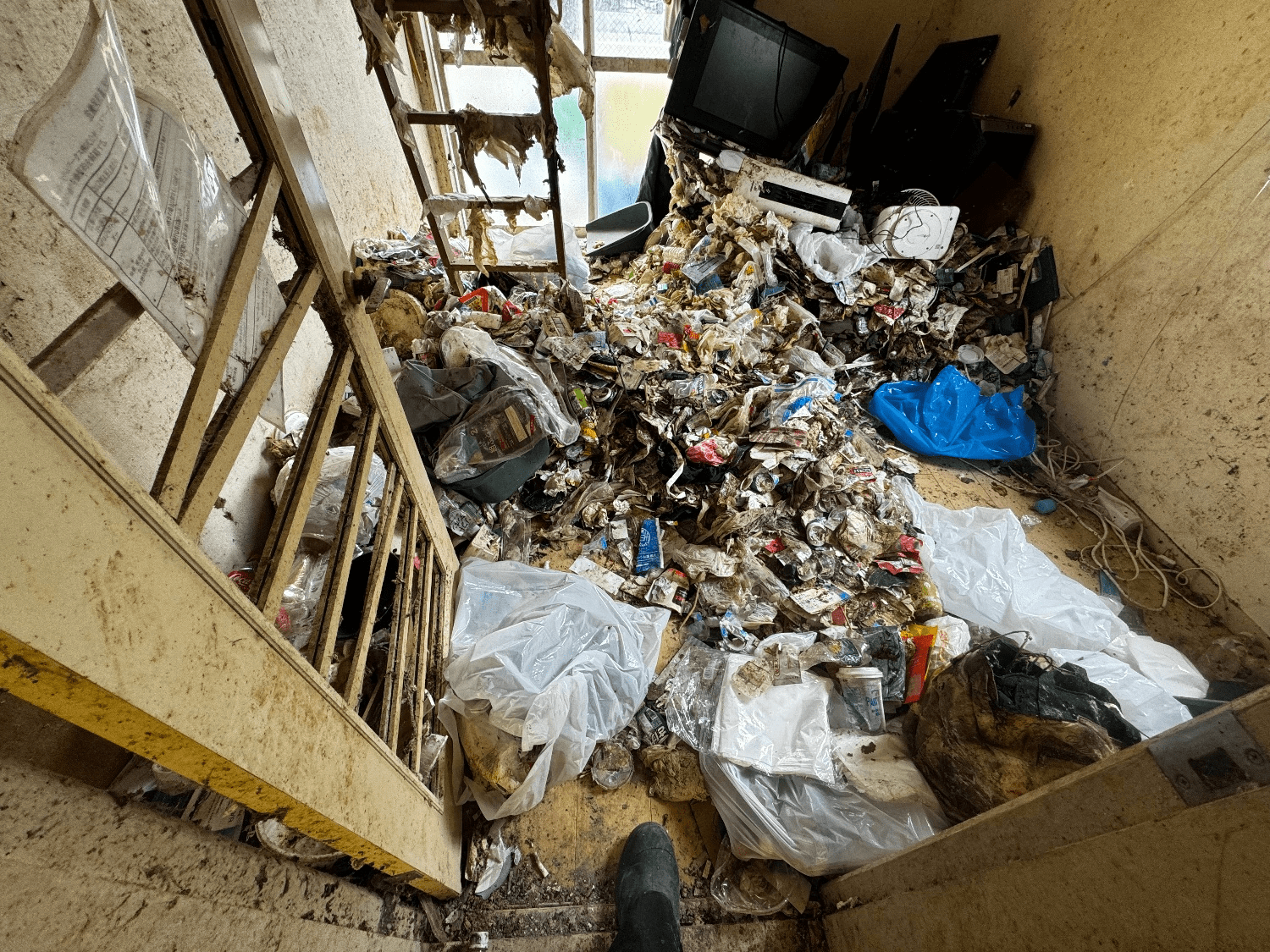 部屋中破壊されたゴミ屋敷
