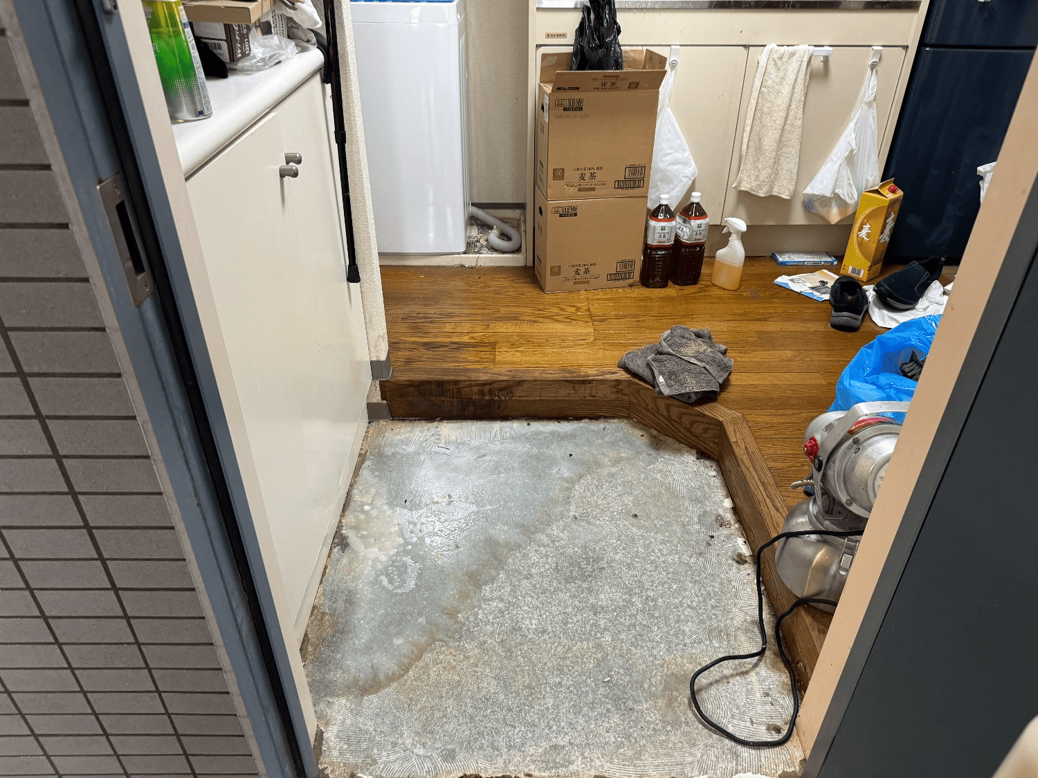 共用廊下にも臭いがあった特殊清掃現場