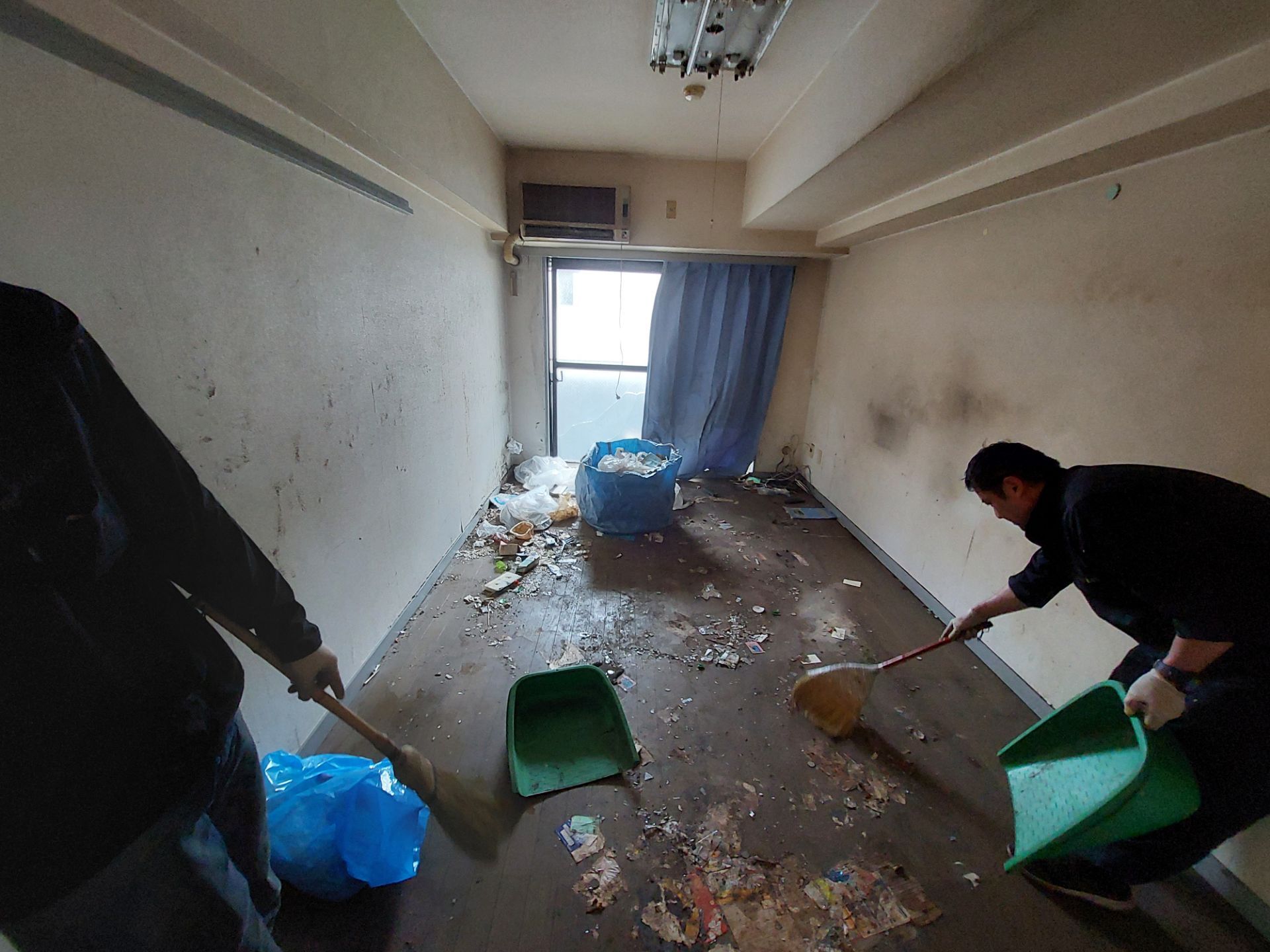 ゴミ屋敷後の床清掃
