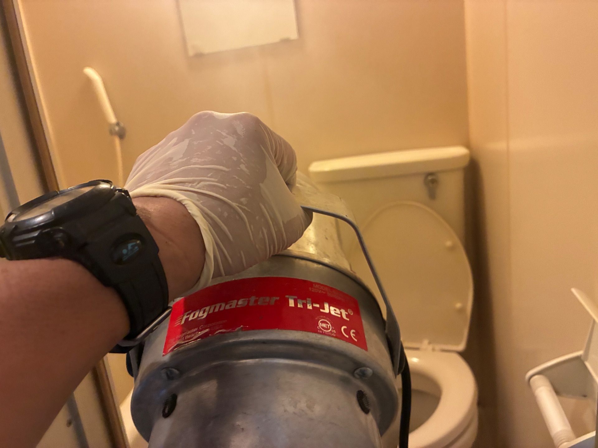 除菌をして入室環境を整える