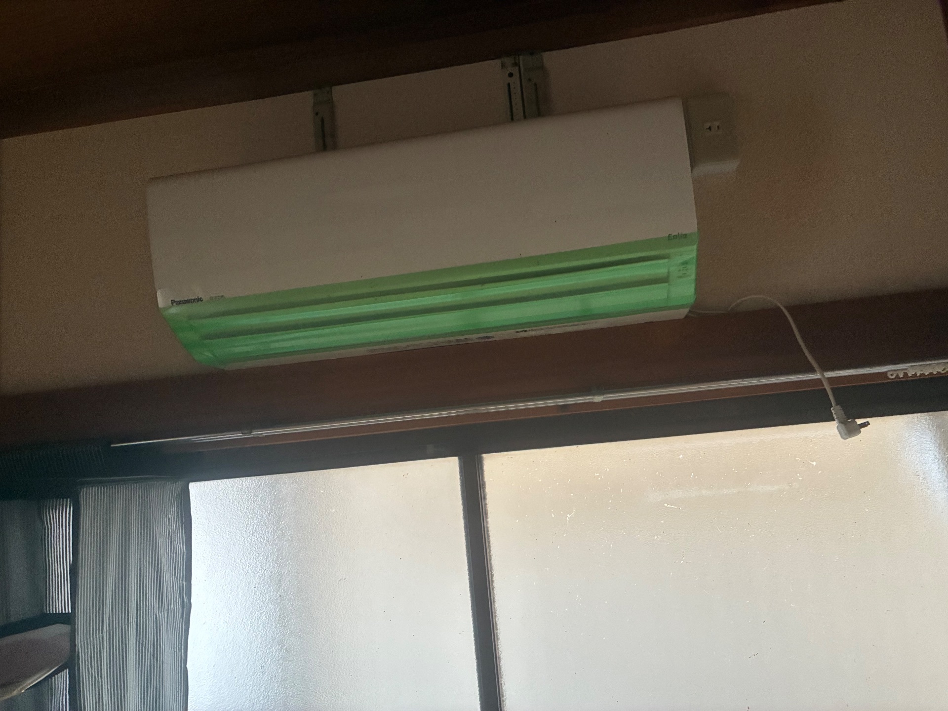 エアコンも腐乱臭を吸っている